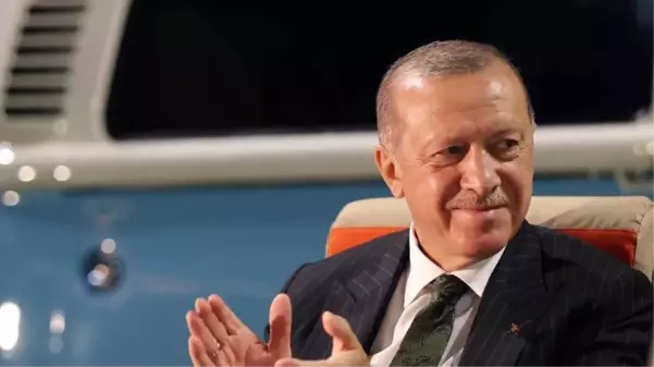 Gençlerden Cumhurbaşkanı Erdoğan'a Ahmet Kaya sürprizi! Alan bir anda o şarkıyla inledi