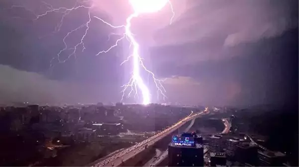 Şimşekler İstanbul'da geceyi aydınlattı! Ortaya kartpostallık fotoğraflar çıktı