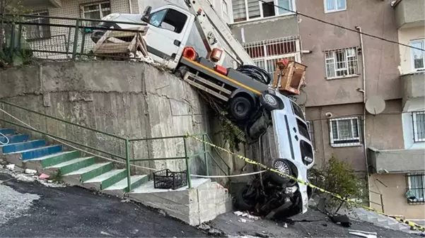 İki araç rampadan duvarın üstüne düştü, çay içen kadın canı pahasına çocuklarına siper oldu