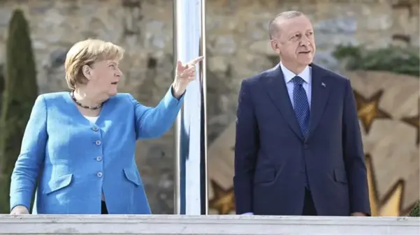 Cumhurbaşkanı Erdoğan, veda ziyareti için Türkiye'ye gelen Merkel'e Huber Köşkü balkonundan İstanbul'u anlattı