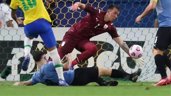 Tarihi hezimeti önledi! 4 gol yiyen Muslera, maçın oyuncusu seçildi