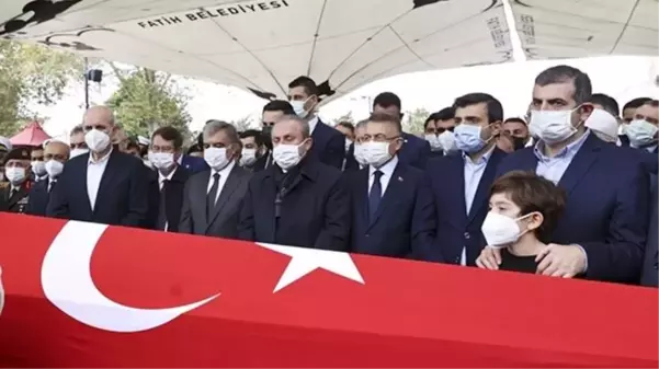 Dedeye son bakış! Torunu, Özdemir Bayraktar'ın tabutunun yanından bir an olsun ayrılmadı