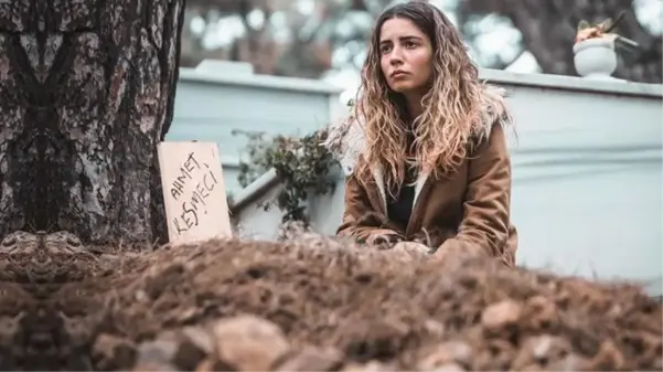 Hamlet dizisinin afişine sansür! Çıplak poz veren Elit İşcan'ın sokak afişlerinde üstüne örtü eklendi