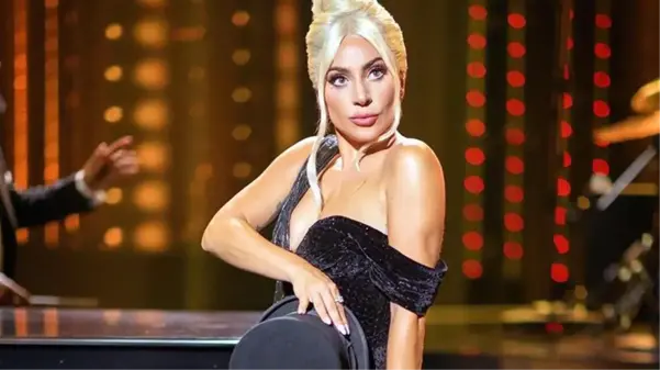 Lady Gaga, çırılçıplak pozuyla yine olay oldu