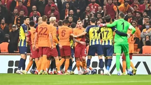 Her şey Mesut Özil'e çakmak atılmasıyla başladı! Derbide ortalık savaş alanına döndü