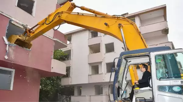 Tuzla'da kentsel dönüşüm hız kesmeden devam ediyor! İlk kepçeyi Belediye Başkanı Şadi Yazıcı vurdu