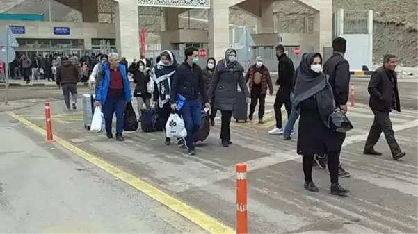 Akın akın geliyorlar! Kapıköy Sınır Kapısı'nda 'Muhteşem Cuma' yoğunluğu