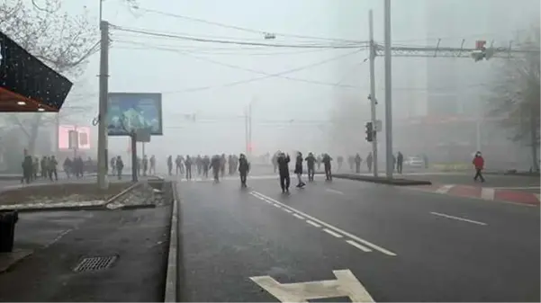 Kazakistan'da protestocular Nazarbayev'in heykelini yıkmaya çalıştı, çatışmalar dinmeyince OHAL ilan edildi