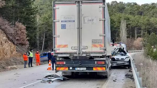 Kamyonla çarpışan otomobilde aynı aileden 4 kişi feci şekilde can verdi