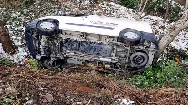 Sürücüsünün hakimiyetini kaybettiği yol yardım aracı, evin bahçesine uçtu