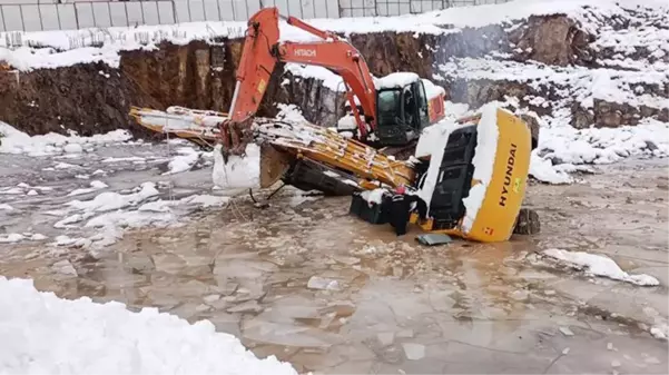 Buzla kaplı suya düşen kepçenin operatörü hayatını kaybetti