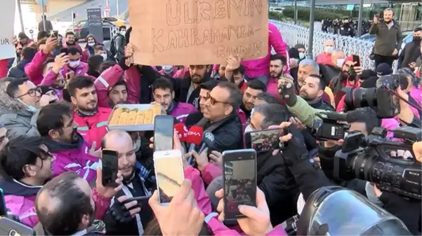 Haluk Levent'ten eylemdeki kuryelere sürpriz ziyaret! Katıldığı her grevdeki gibi baklava dağıttı