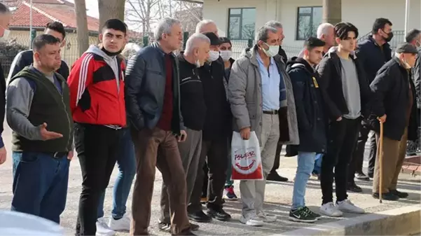 Yayalara yol veren araca arkadan başka bir otomobil çarptı: 2 yaralı