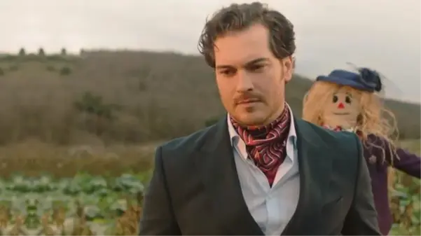 Çağatay Ulusoy'un yeni dizisi Süslü Korkuluk'un yeni adresi belli oldu! TV8 yerine Netflix