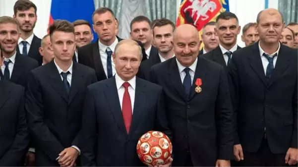 Rus futbolcular Putin'e bir bir sırt çeviriyor! Antalyasporlu yıldızdan alkışlık hareket