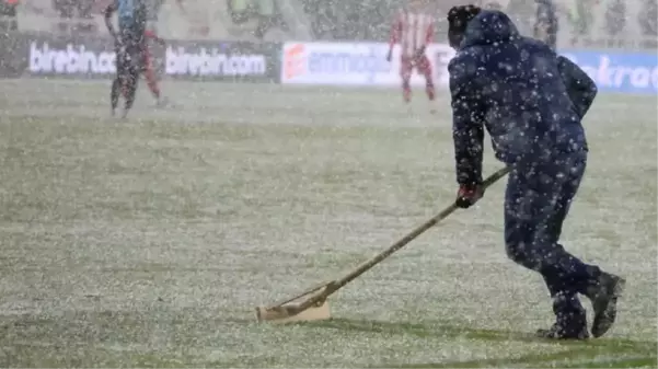 Süper Lig'e kar engeli! Başakşehir-Antalyaspor maçı ertelendi