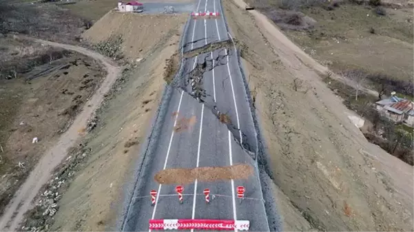 Mahalleli şaşkın! Adana'da 2 yıl önce yapılan asfalt yol çöktü