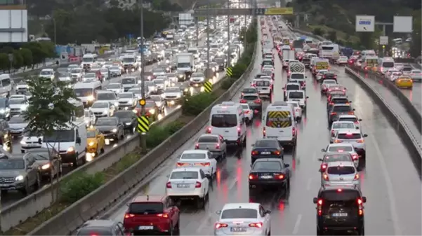 Yağmur ve mesai sonrası İstanbul'da trafik yoğunluğu yüzde 80'e çıktı