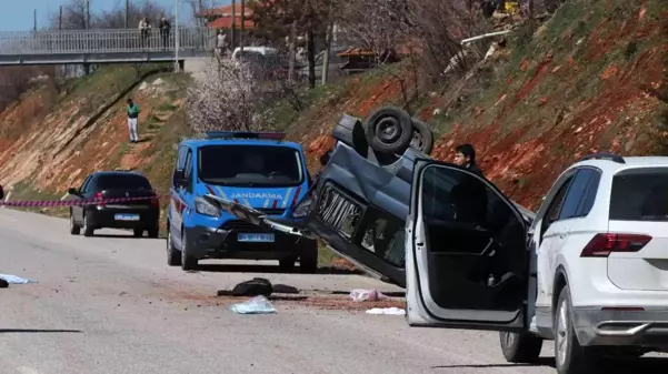 Devrilen araç yurt müdürü ve aşçısına mezar oldu