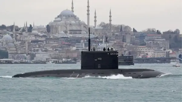 İngilizler provokasyon peşinde! Rus denizaltısının fotoğrafıyla Türkiye'yi taraf gibi göstermeye çalıştılar