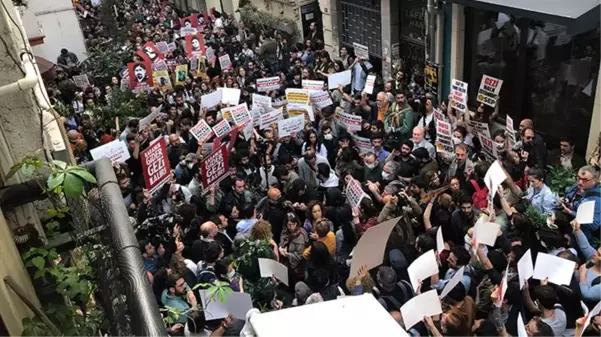 Taksim'de toplanan kalabalık, Gezi Parkı davasında çıkan kararları protesto etti