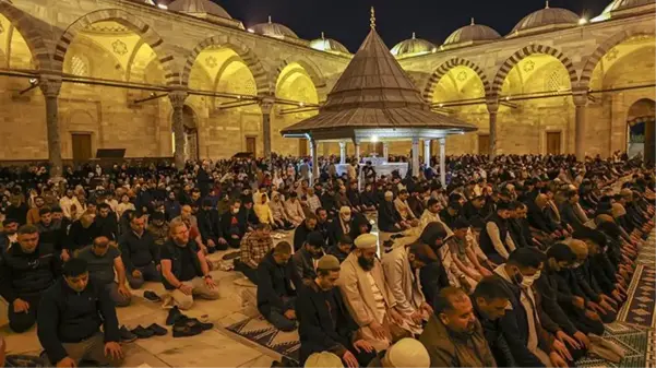 Kadir Gecesi'nde İstanbul'da camiler doldu taştı