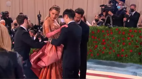 Oyuncu Blake Lively, Met Gala'da şov yaptı! Elbisenin üstünden bir elbise daha çıktı