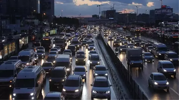 Kuvvetli yağışla birlikte İstanbul trafiği durma noktasına geldi