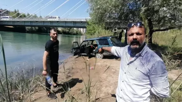 Otomobil ırmağa uçmaktan çamura saplanarak kurtuldu, sürücüsü polisi çileden çıkardı