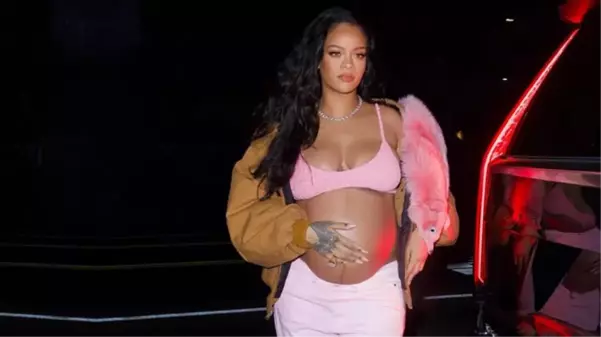 Dünyaca ünlü şarkıcı Rihanna, doğum yaptı