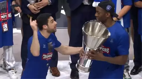 Anadolu Efes kaptanı Doğuş Balbay'dan kupa törenine damga vuran hareket! Spiker bile şaştı kaldı