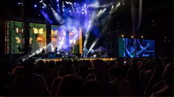 Mor ve Ötesi'nden tarihi konser! Stat doldu taştı, ünlü isimlerin mutluluktan içi içine sığmadı