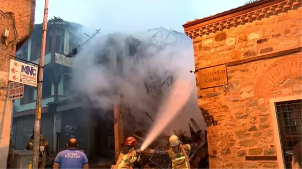 110 yıllık binada yangın çıktı! Alevlerin sıçradığı tarihi cami az kalsın küle dönüyordu