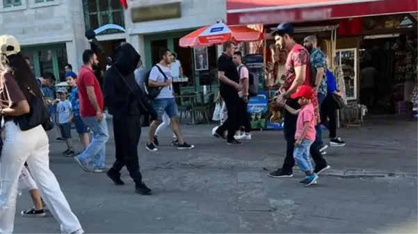 Galata Kulesi önünde kendini yakan genç, olaydan önce Beyoğlu sokaklarında kostümle gezmiş