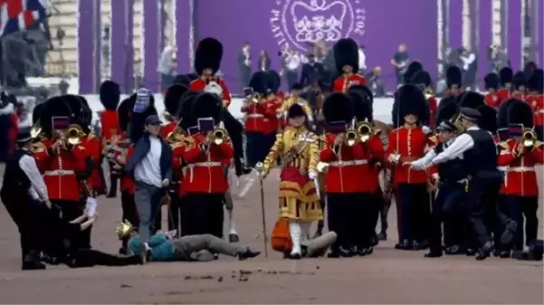 İngiltere'de Kraliçe Elizabeth için düzenlenen törene protestocular damga vurdu