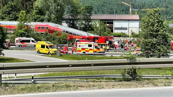 Almanya'da öğrencileri taşıyan tren raydan çıktı: 3 ölü, 60 yaralı