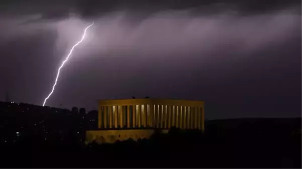 Ankara'da şimşekler geceyi gündüze çevirdi