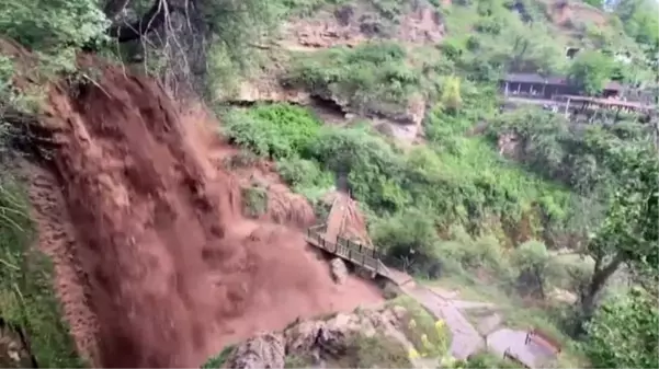 Turistik şelale selden nasibini aldı: Berrak su çamur rengini aldı