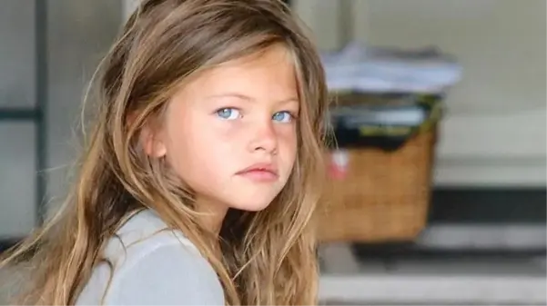 Dünyanın En Güzel Kızı seçilen Thylane Blondeau büyüdü! Kırmızı bikinisiyle sahildekileri kendine hayran bıraktı