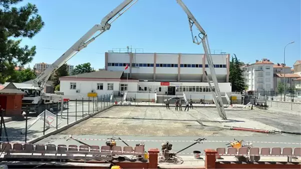 Beton mikserinden kopan 200 kiloluk parça, baret takmayan işçinin başına düştü