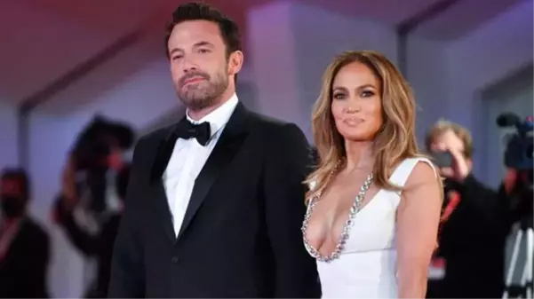 Ben Affleck'le evlenen Jennifer Lopez, düğün sonrası yatak pozunu paylaşıp alyansını gösterdi