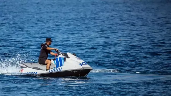 Polis bir saniye bile düşünmedi! Dalgaların arasında can çekişen kuş böyle kurtarıldı