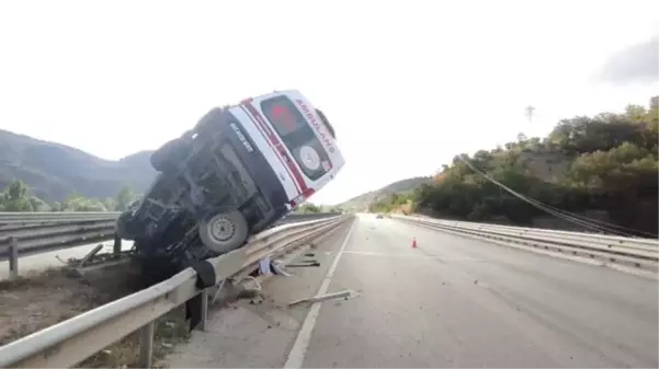 Bariyerlere ok gibi saplanan ambulanstaki hasta hayatını kaybetti