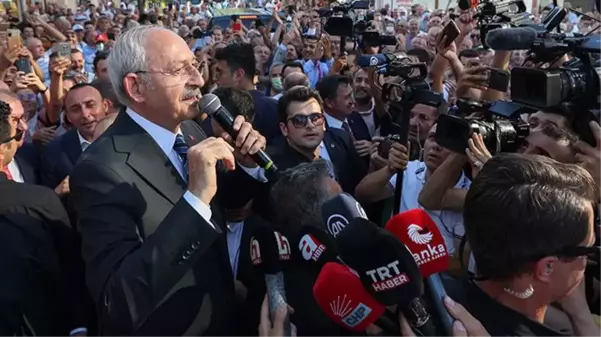 Kendini bir anda bankın üzerinde bulan Kılıçdaroğlu, espriyi patlattı: Korsan miting düzenlemişsiniz, hepinizi Silivri'ye göndereceğim