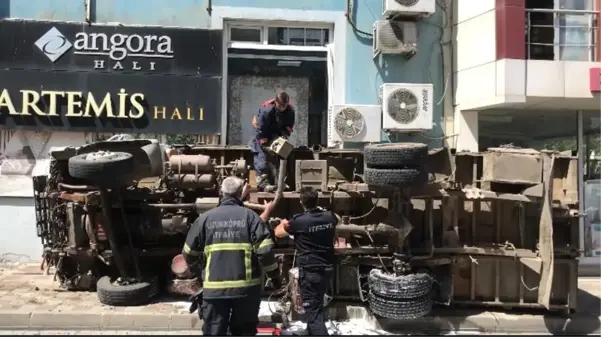 Freni patlayan kömür yüklü kamyon kaldırıma çıkarak yan yattı