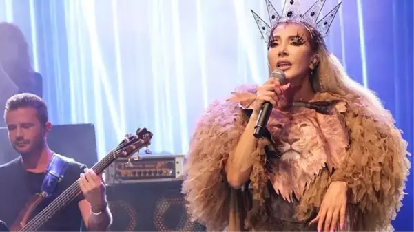 Şarkıcı Hande Yener, isim vermeden meslektaşlarını hedef aldı