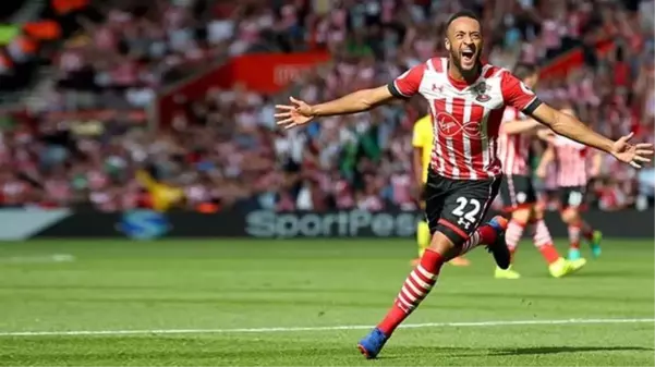 Fenerbahçe ve Galatasaray'ın da peşinde olduğu İngiliz futbolcu Nathan Redmond, Beşiktaş'a imza atıyor