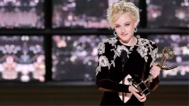 Oyuncu Julia Garner, göbek dekolteli elbisesiyle Emmy Ödül Töreni'ne damga vurdu