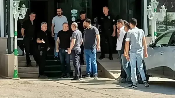 Boşanmak üzere olduğu eşini öldürdü, yakalanacağını anlayınca kendini vurdu