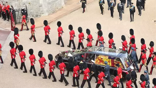 Kraliçe Elizabeth, ölümünden 11 gün sonra toprağa verildi